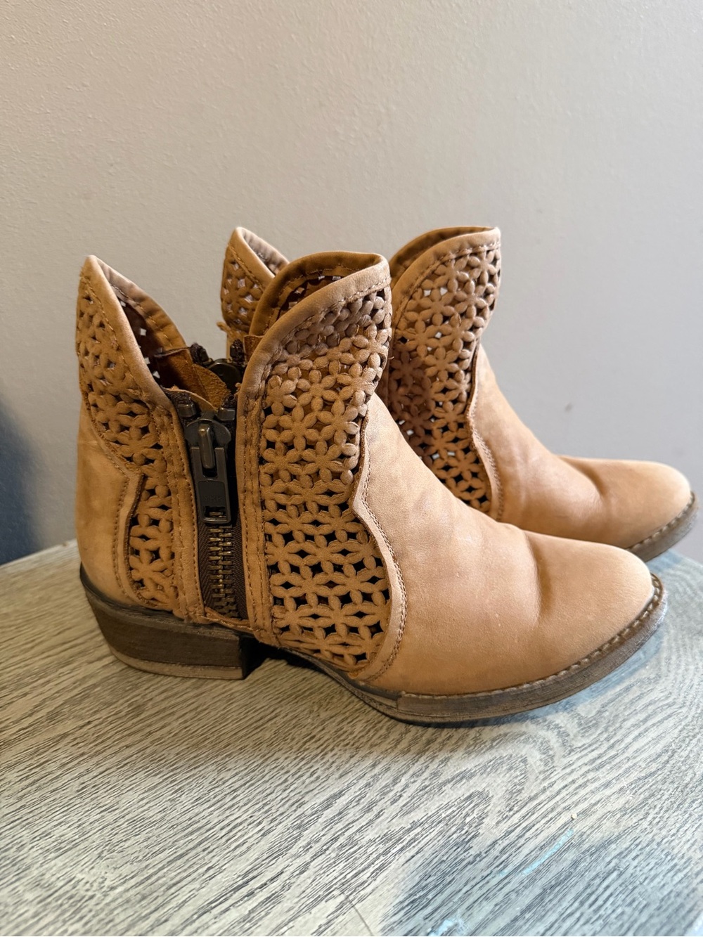 Circle G Tan Laser-Cut Ankle Booties Women’s Size 7US